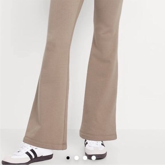 Old Navy chocolate malted High-Waisted Fleece-Lined Fashion Flare Leggings - Picture 4 of 14